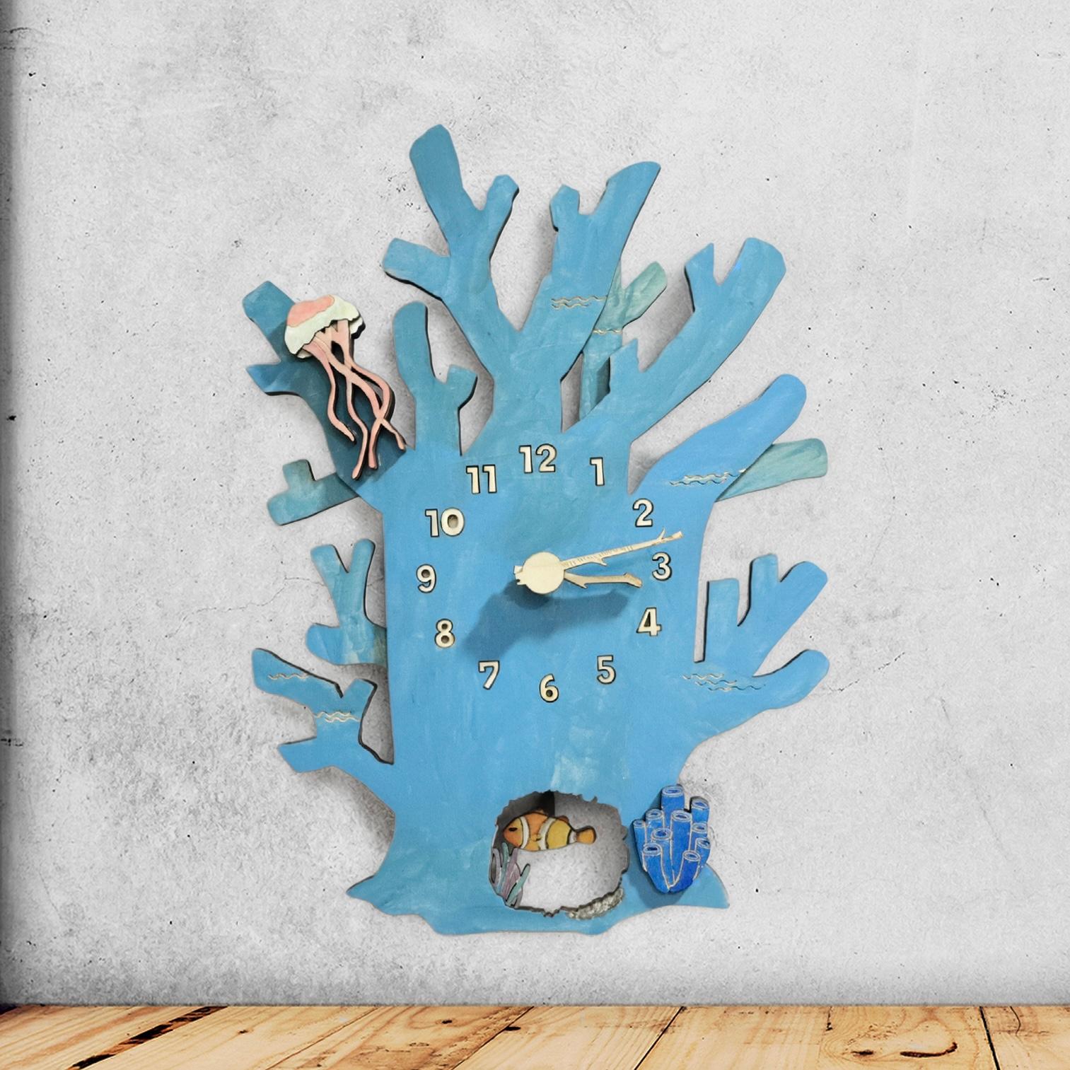 壁に小さな海をつくる時計 珊瑚とクマノミの時計 木製 振り子時計 掛け時計 | 2枚目