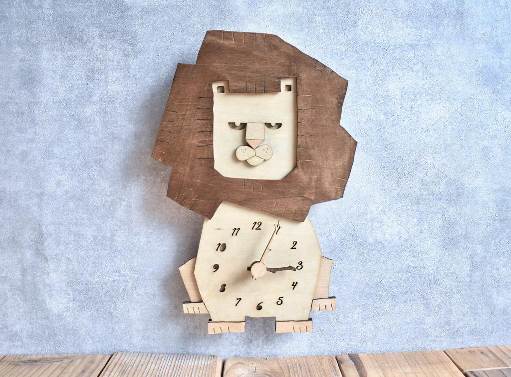 プレーンなライオンとほっこりできる レギュラーサイズ 時計 木製 掛け時計1枚目の画像