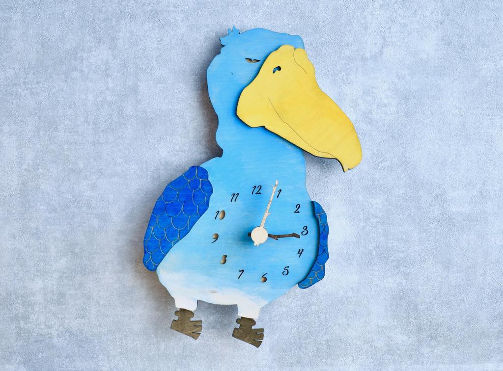 ハシビロコウ＊ブルーと悠々自適に過ごせる レギュラーサイズ 時計 木製 掛け時計