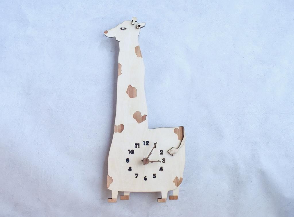 地平線の落日を見つめるキリン レギュラーサイズ 時計 木製 掛け時計1枚目の画像