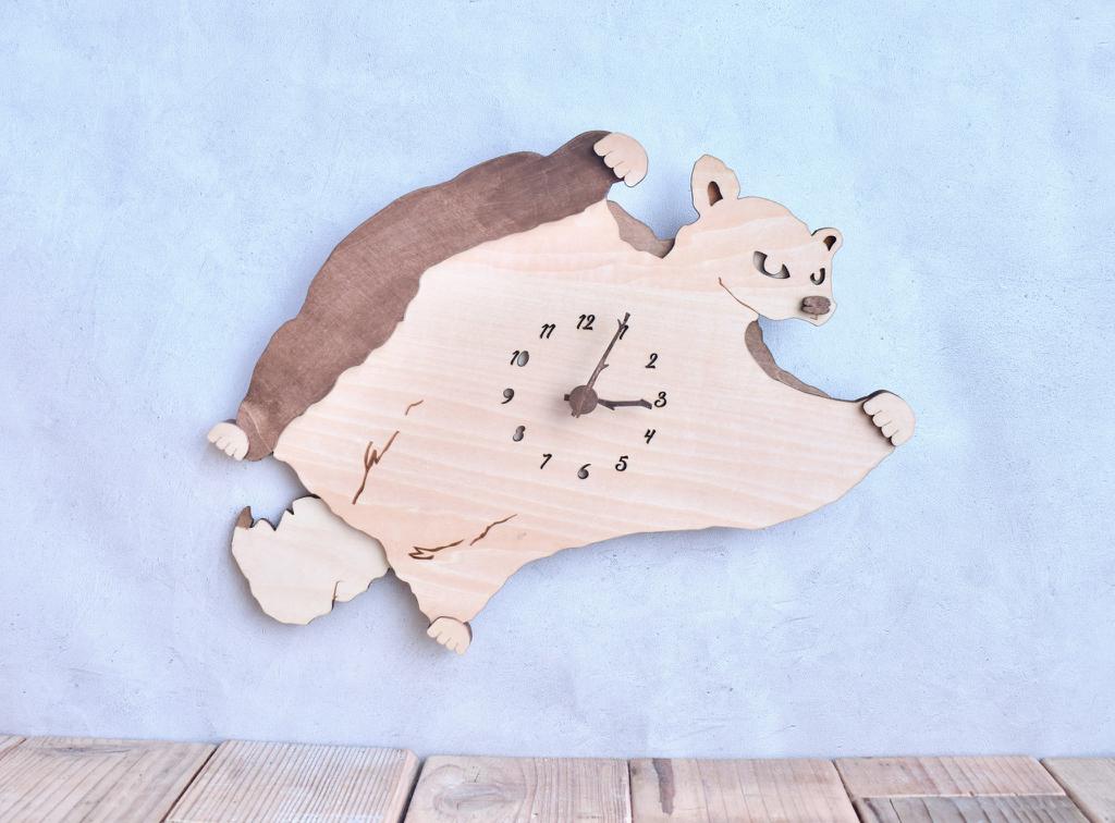 夜の帳が下りた森を飛び廻るモモンガ レギュラーサイズ 時計 木製 掛け時計1枚目の画像