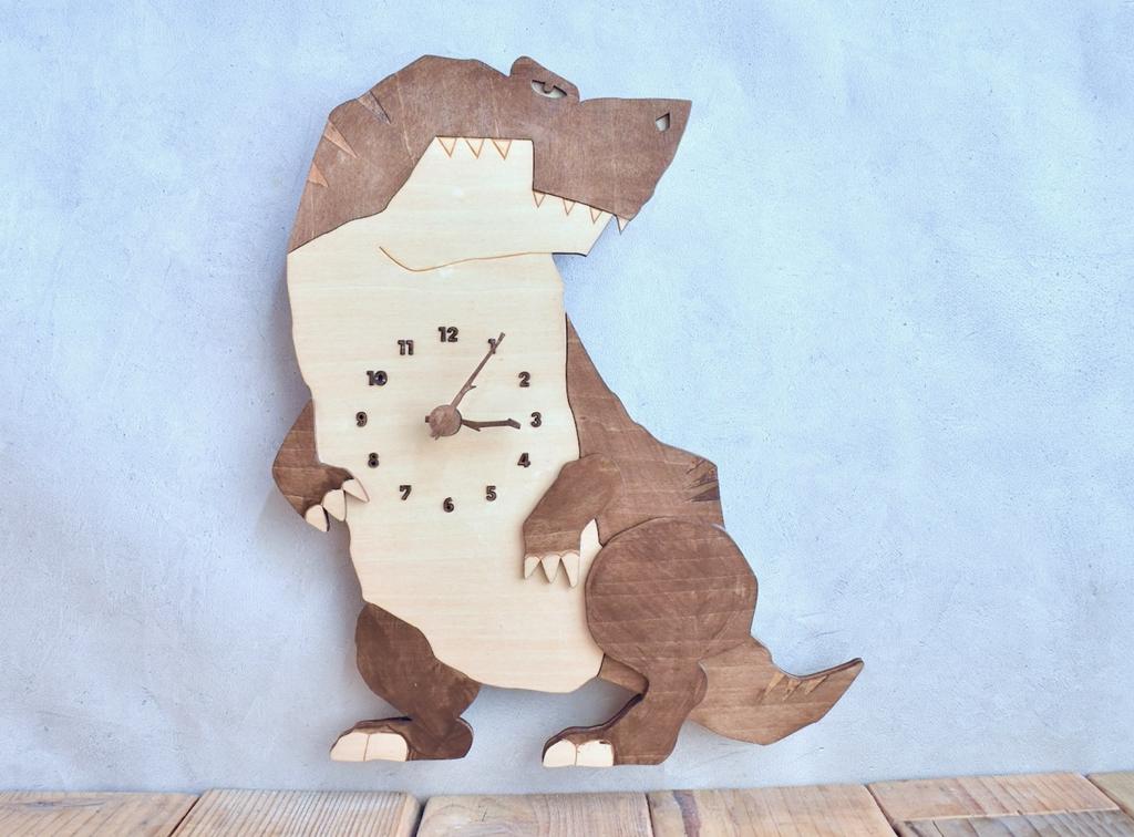 ティラノサウルスとにらめっこできる レギュラーサイズ 時計 木製 掛け時計