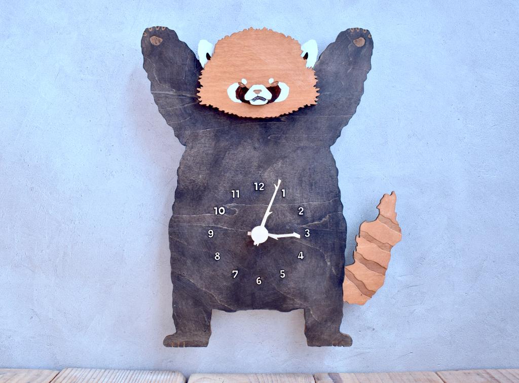 レッサーパンダが威嚇ポーズで世界を守る時計 レギュラーサイズ 木製 掛け時計