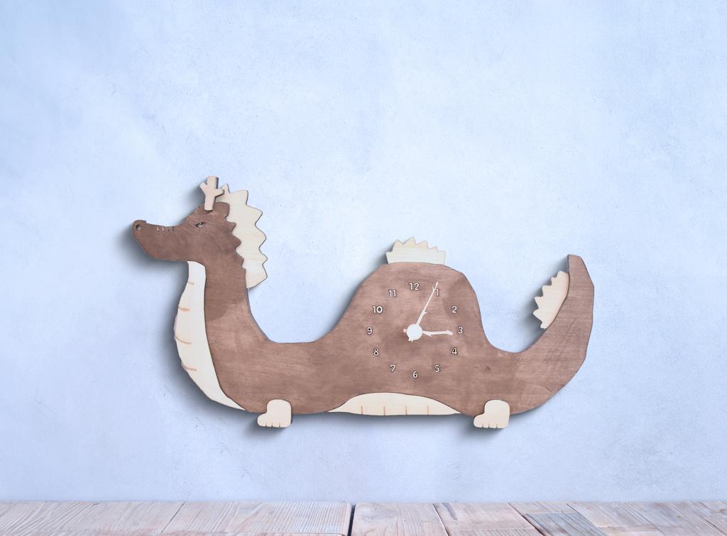 辰がカジュアルに躍動する レギュラーサイズ 時計 木製 掛け時計1枚目の画像