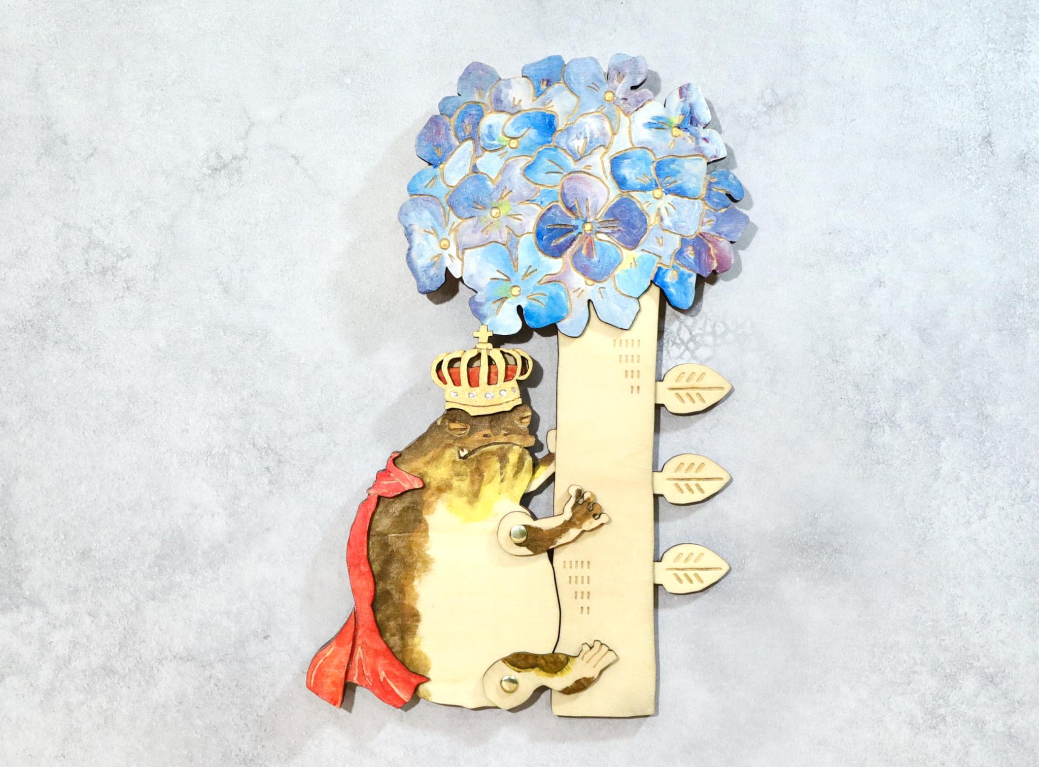 紫陽花に抱きつく雨乞いアメフクラガエルの木製オーナメント ウォールデコ1枚目の画像