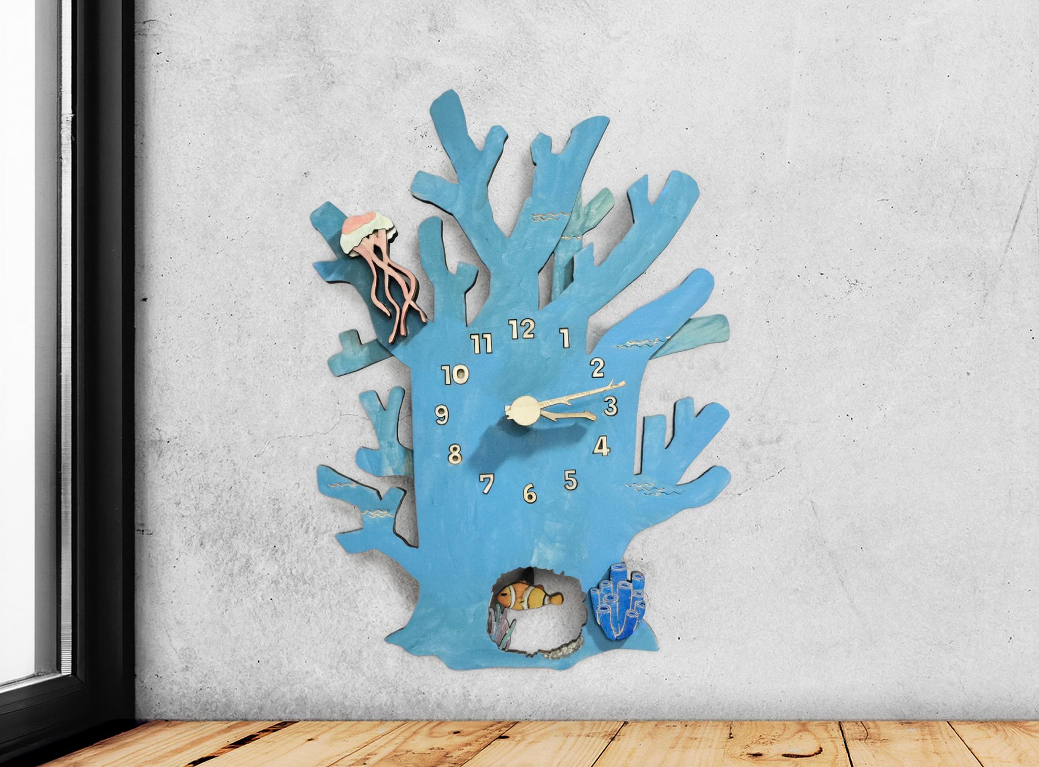 壁に小さな海をつくる時計 珊瑚とクマノミの時計 木製 振り子時計 掛け時計1枚目の画像