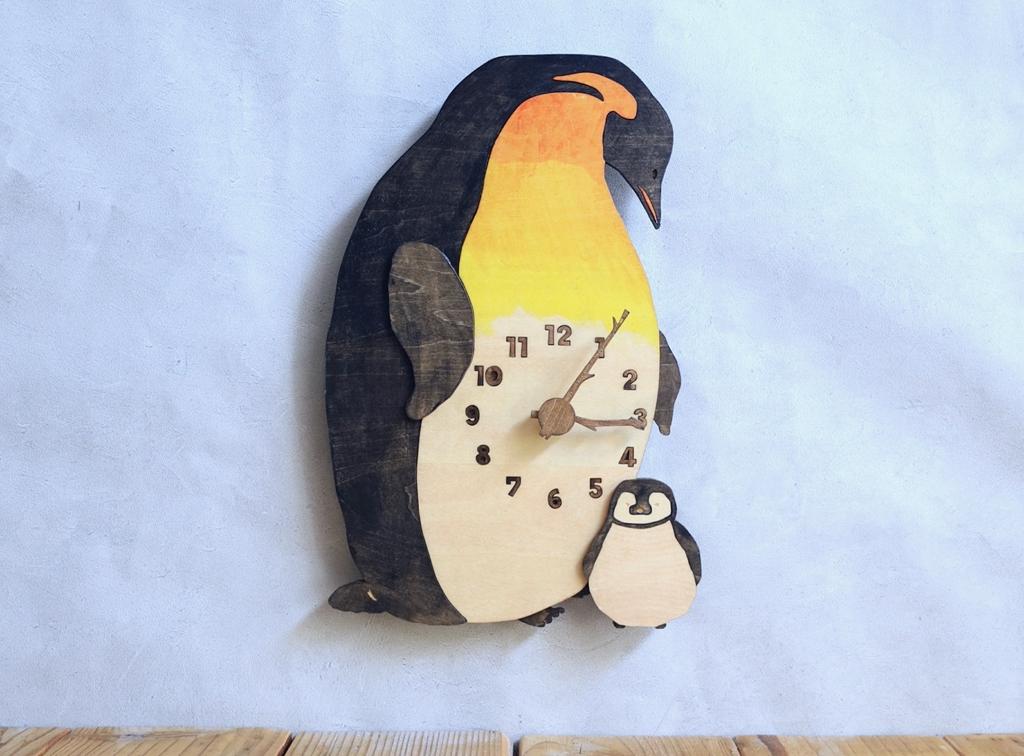皇帝ペンギンの日々の手触りを感じられる レギュラーサイズ 時計 木製 掛け時計1枚目の画像