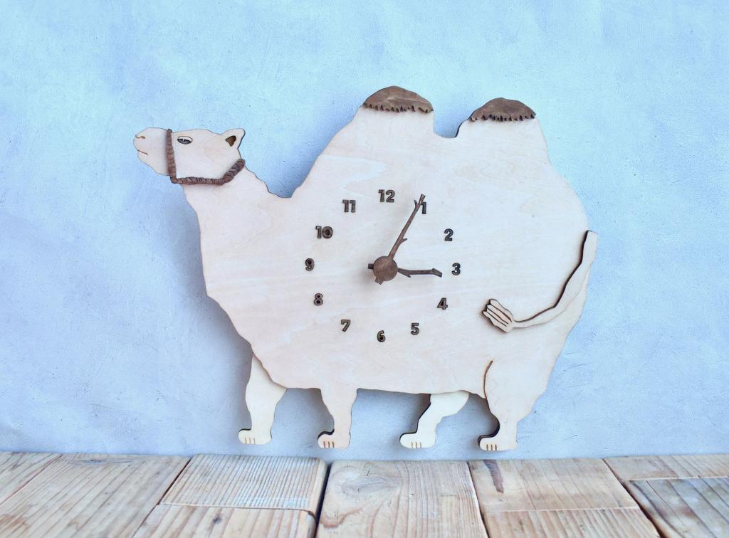 オアシスを探す気があまりないフタコブラクダ レギュラーサイズ 時計 木製 掛け時計1枚目の画像