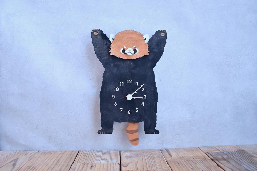 レッサーパンダが手だけじゃなく、しっぽで気持ちを伝えてくる レギュラーサイズ 時計 木製 振り子時計 掛け時計1枚目の画像