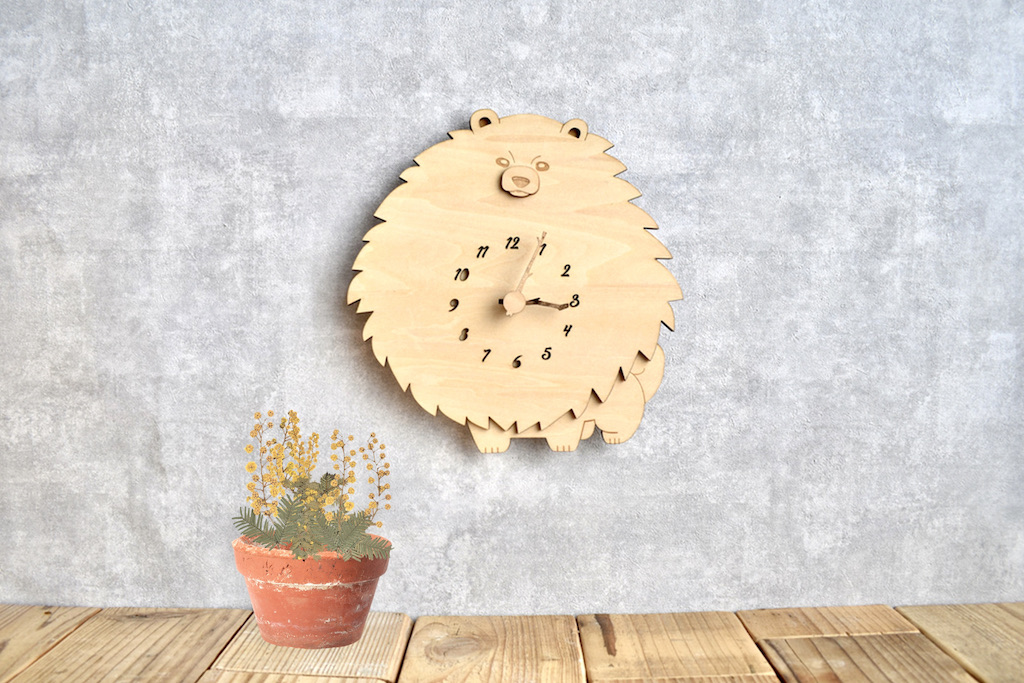 ポメラニアンの木製掛け時計
