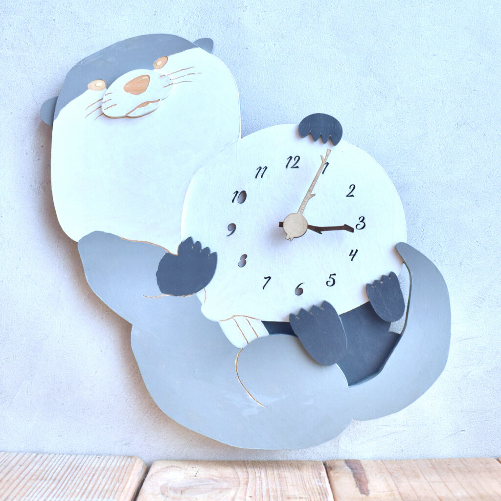 コツメカワウソの木製掛け時計