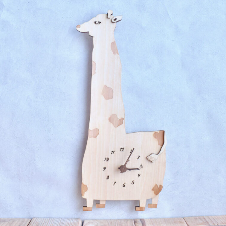 キリンの木製掛け時計