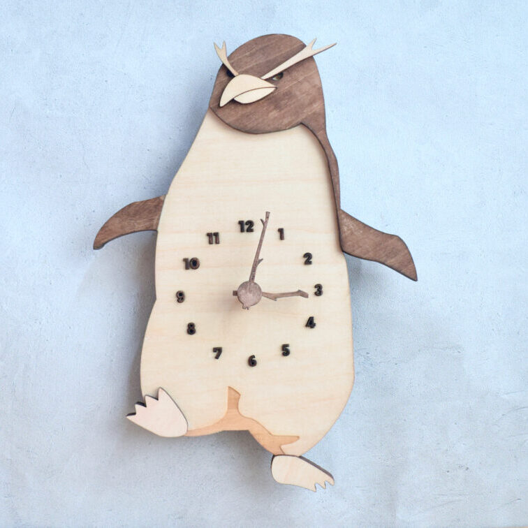 イワトビペンギンの木製掛け時計