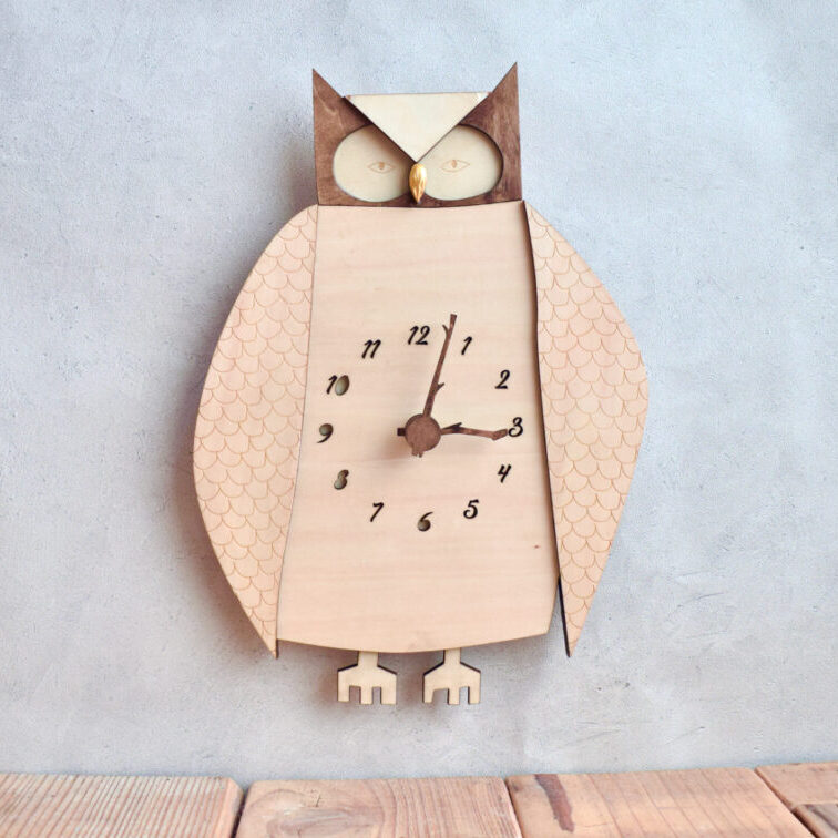 コノハズクの木製掛け時計